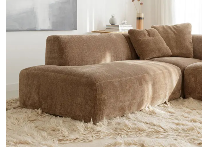 sofa-annie-sits-2_1784816566-e8035237580e5cb206049ff6e1171639.jpg